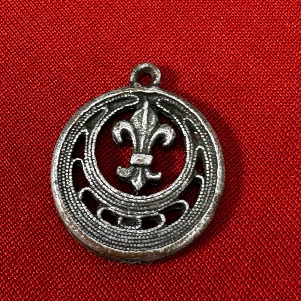 Vintage Style‎ Flour-de-lis Pendant